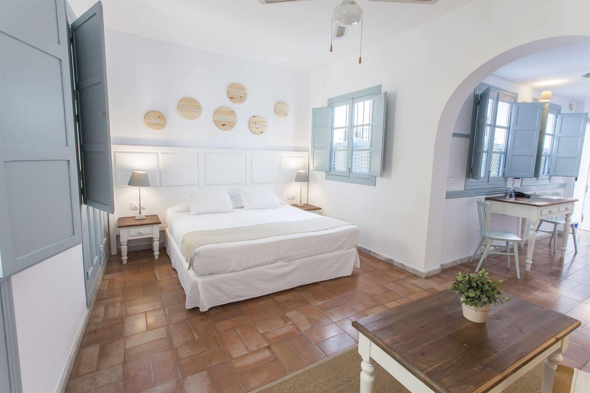 Apartamentos Suites Santa Cruz Seville Luaran gambar